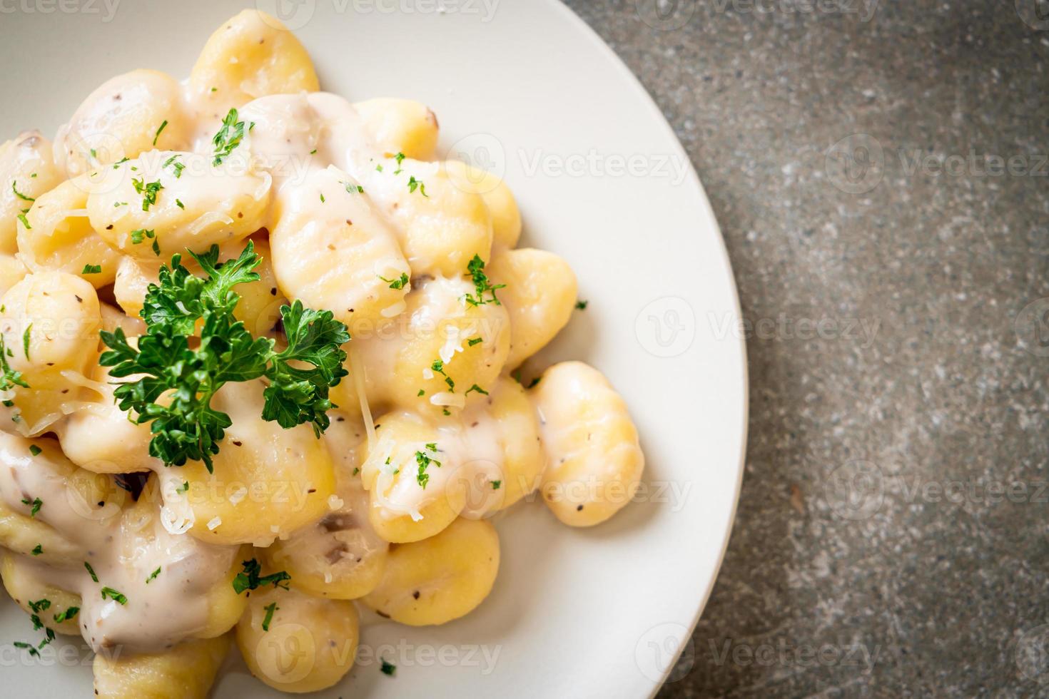 ñoquis con salsa de crema de champiñones y queso foto