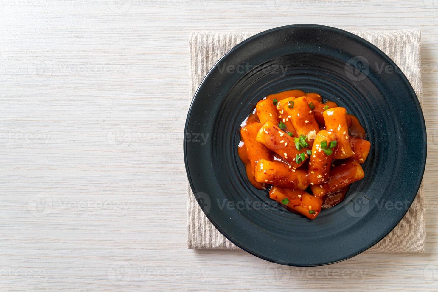 palito de pastel de arroz coreano en salsa picante - tteokbokki foto