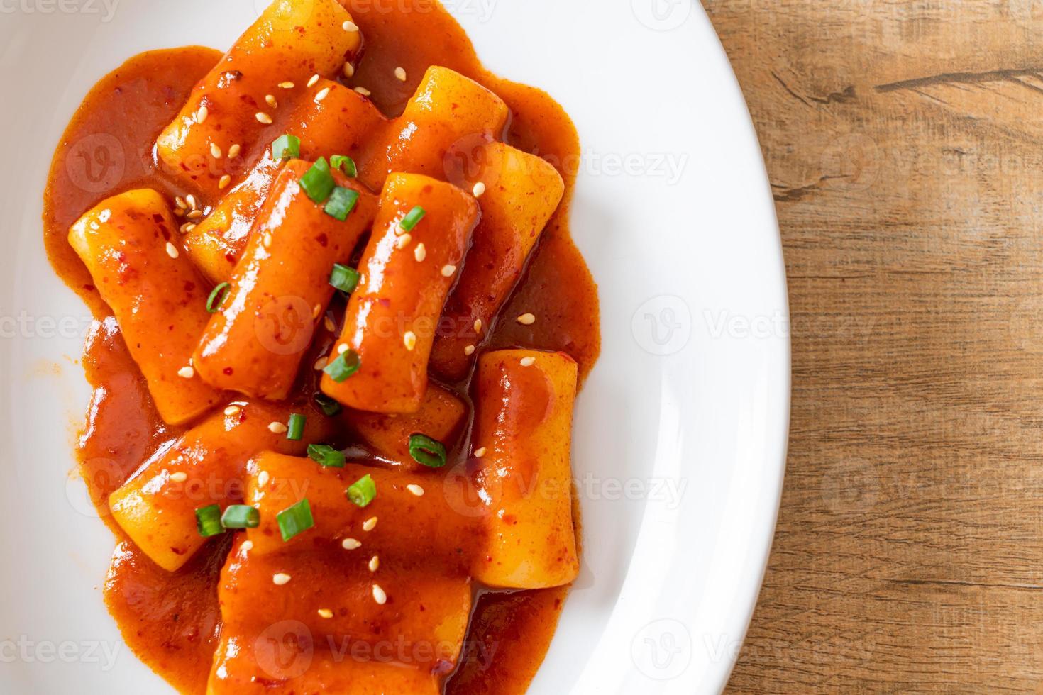 palito de pastel de arroz coreano en salsa picante - tteokbokki foto