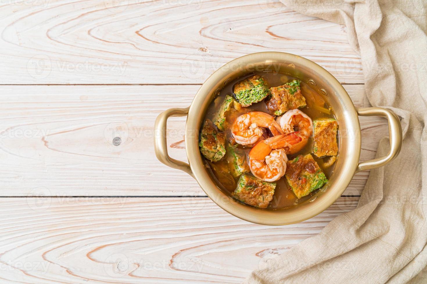 sopa agria de pasta de tamarindo con gambas y tortilla de verduras foto