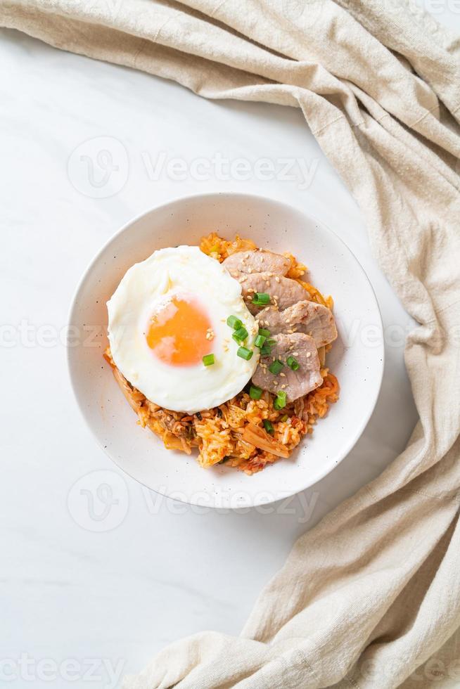 arroz frito con kimchi con huevo frito y cerdo foto