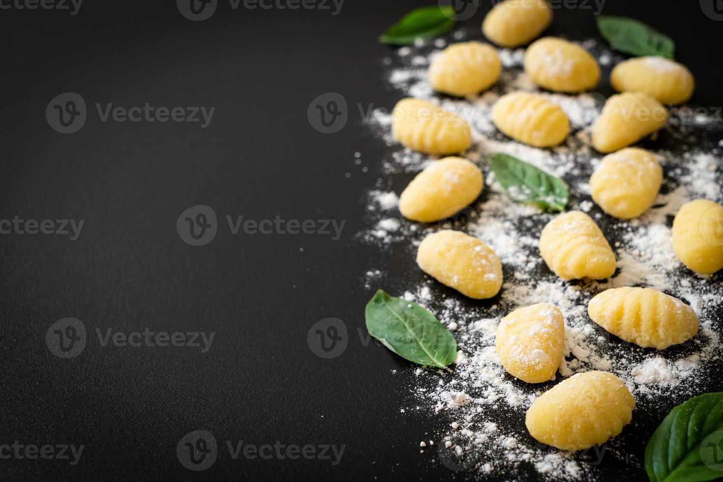 Pasta de ñoquis italianos tradicionales, sin cocer foto