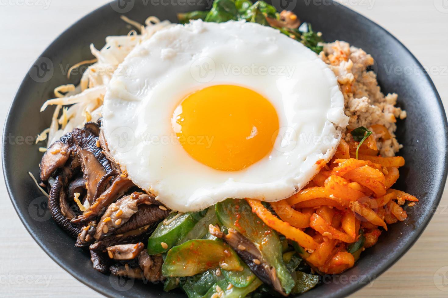 ensalada picante coreana con arroz - comida tradicional coreana, bibimbap foto