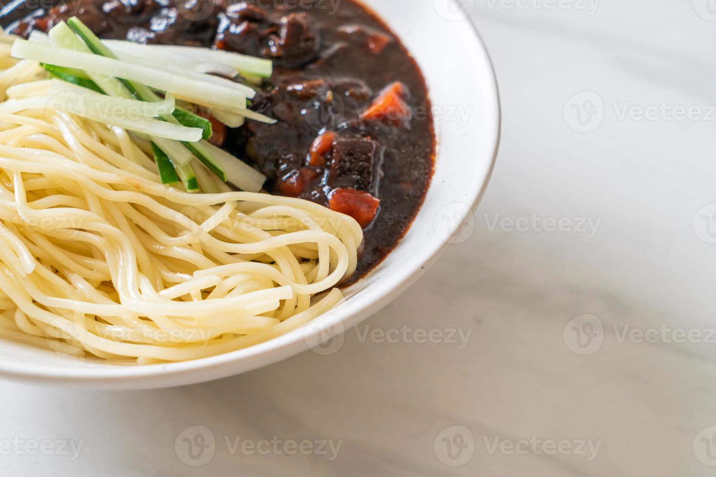 jajangmyeon o jjajangmyeon son fideos coreanos con salsa negra foto