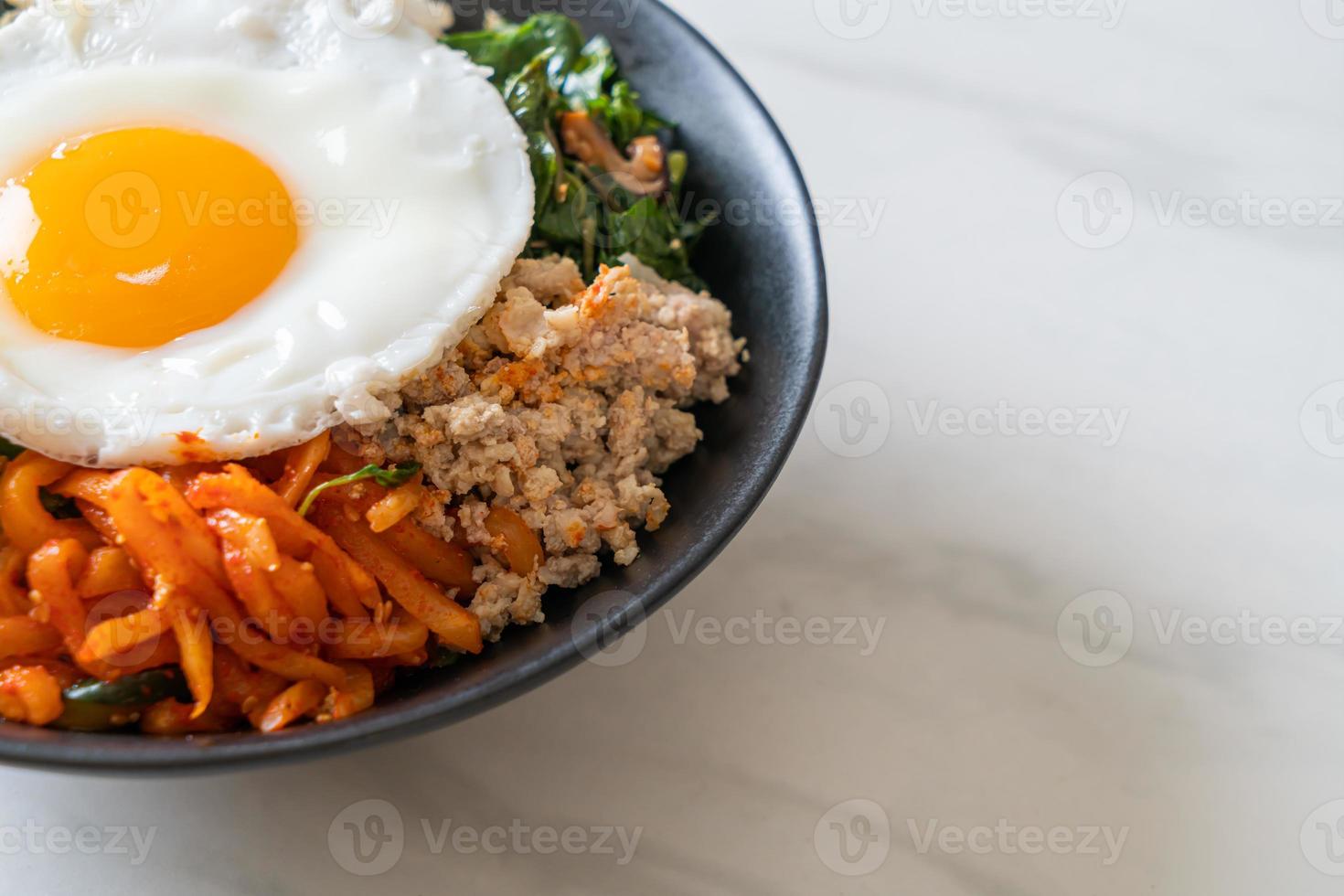 ensalada picante coreana con arroz - comida tradicional coreana, bibimbap foto