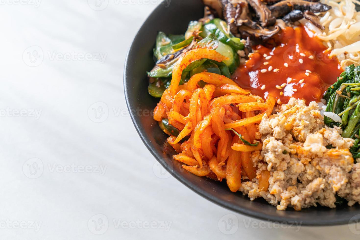 ensalada picante coreana con arroz - comida tradicional coreana, bibimbap foto