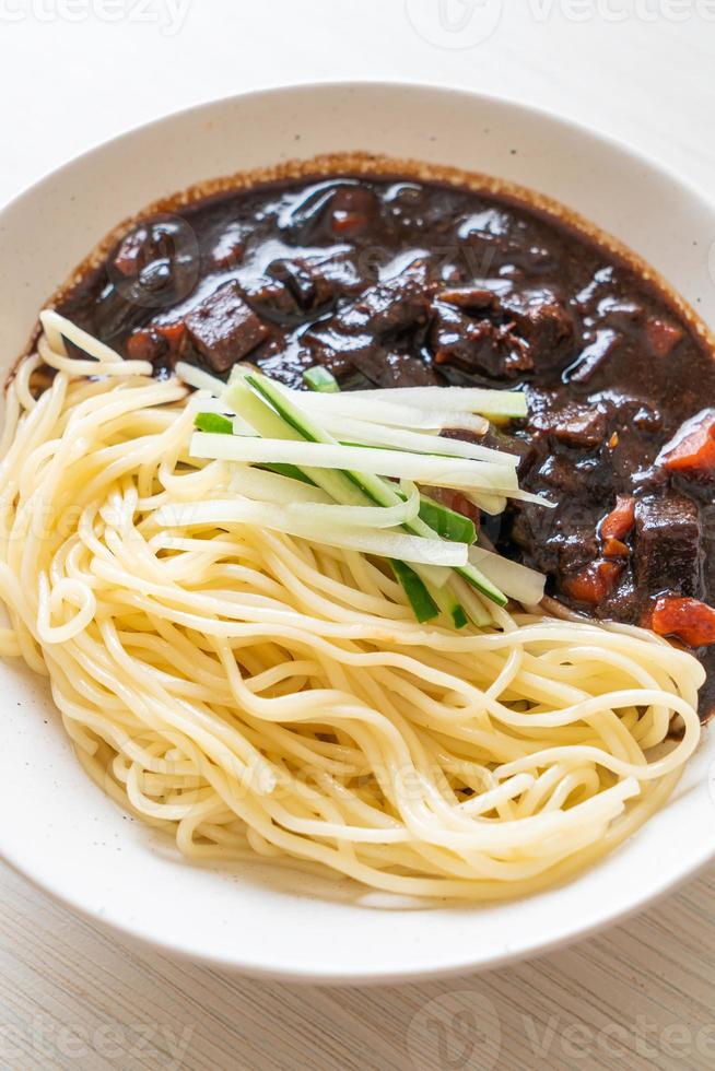 jajangmyeon o jjajangmyeon son fideos coreanos con salsa negra foto