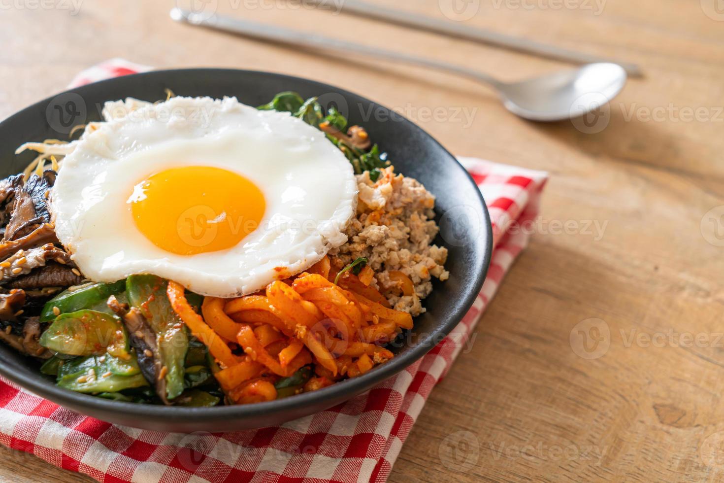 ensalada picante coreana con arroz - comida tradicional coreana, bibimbap foto