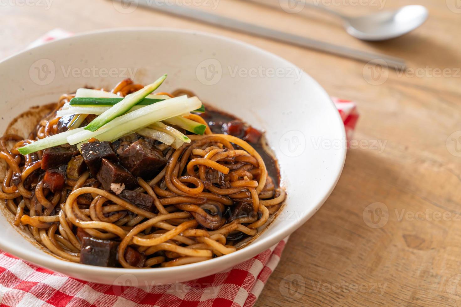 jajangmyeon o jjajangmyeon son fideos coreanos con salsa negra foto