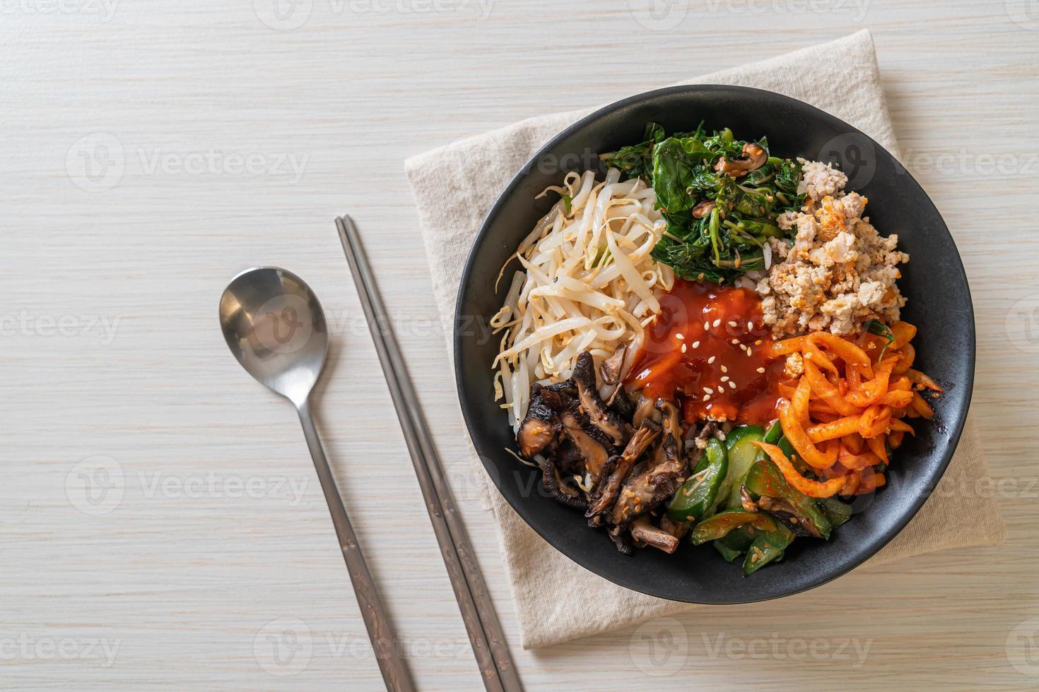 ensalada picante coreana con arroz - comida tradicional coreana, bibimbap foto