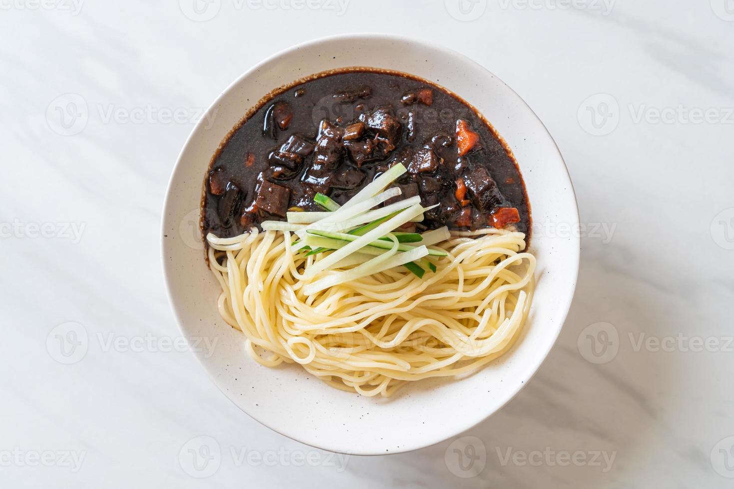 jajangmyeon o jjajangmyeon son fideos coreanos con salsa negra foto