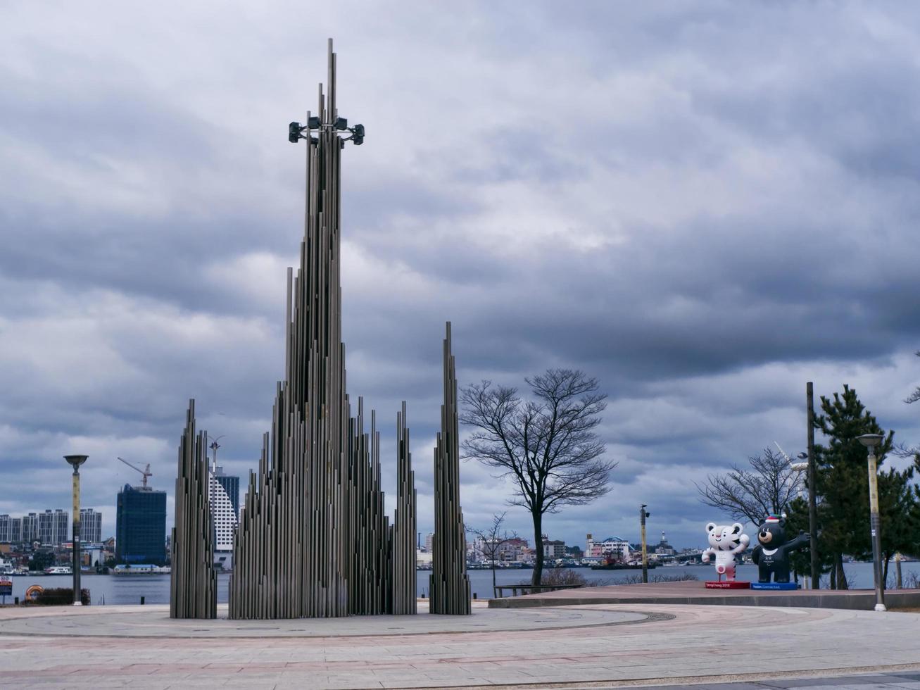 esculturas en el parque en el centro de la ciudad de sokcho. Corea del Sur foto