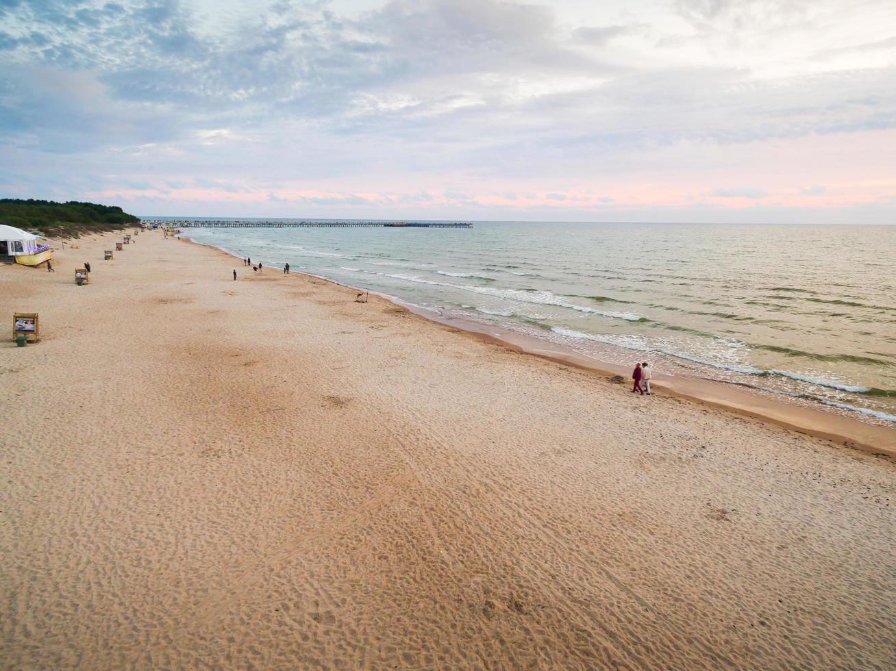 Palanga, Lituania, 2019 - gente caminando por la playa en verano foto