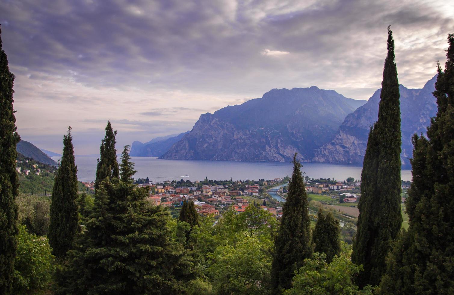 vista panorámica nocturna en torbole lago di garda trentino italia pérdida financiera en el turismo debido a habitaciones de hotel vacías por la pandemia del virus corona foto