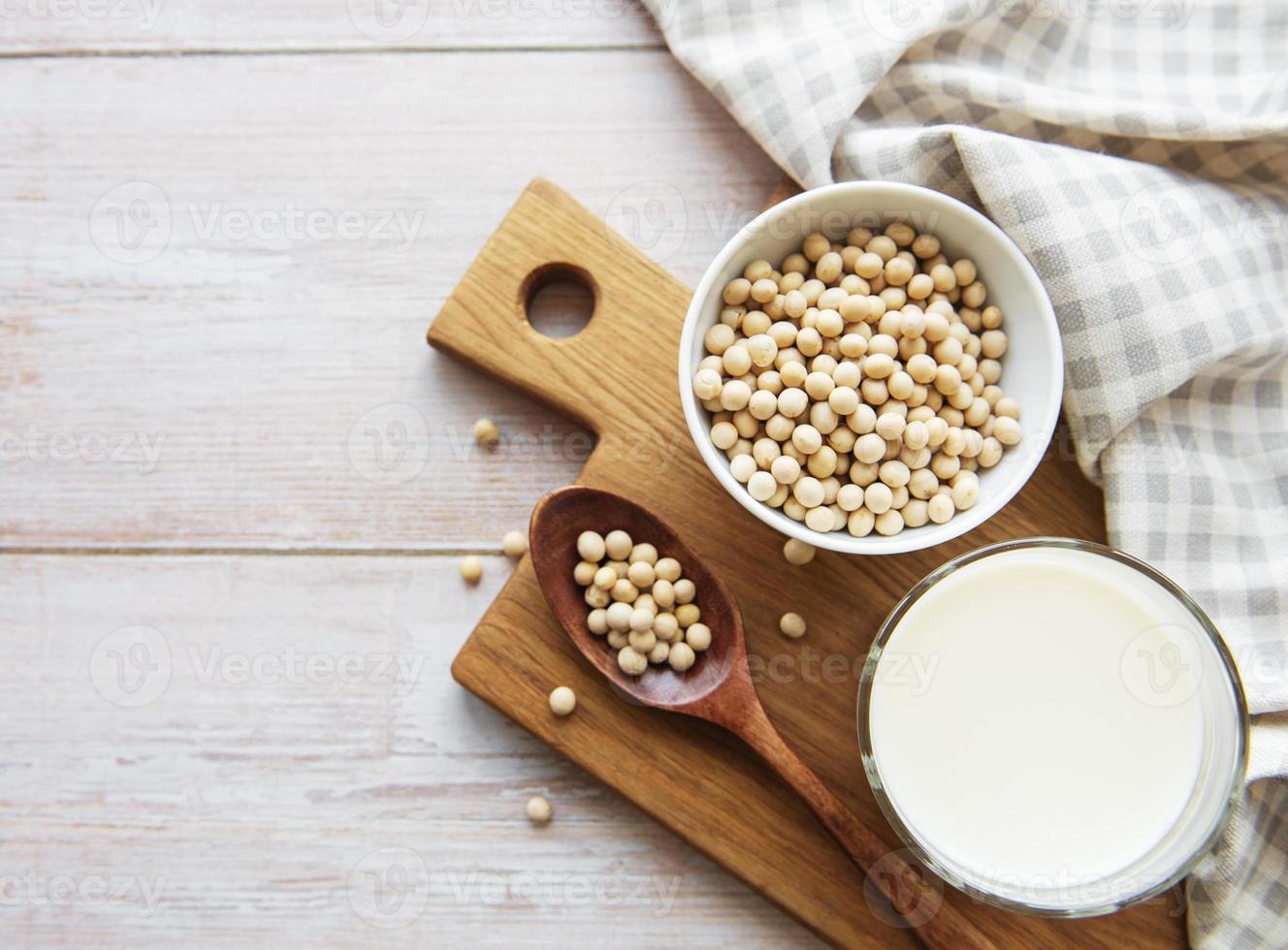 leche de soja y soja en la mesa foto