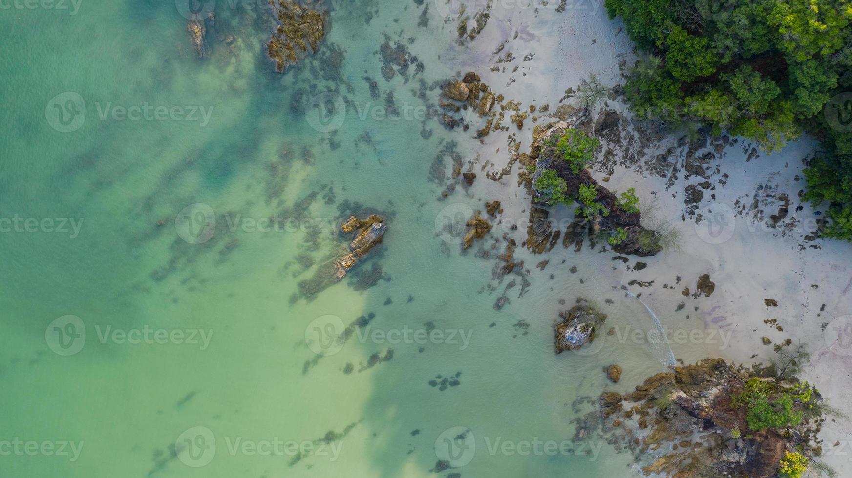 Foto de vista aérea, playa tropical con océano y rocas en la isla.