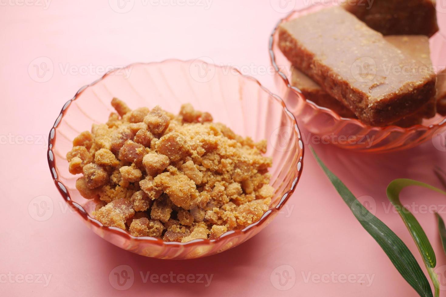 Pila de terrones de azúcar de caña tradicional jaggery en la mesa foto