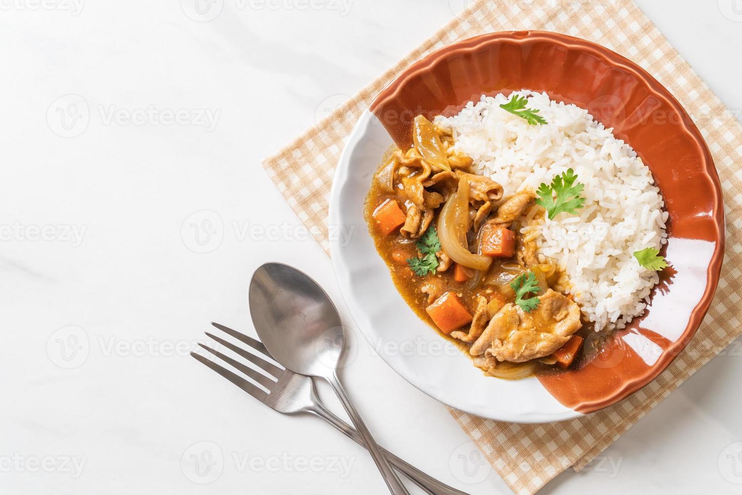 arroz al curry japonés con rodajas de cerdo, zanahoria y cebolla foto