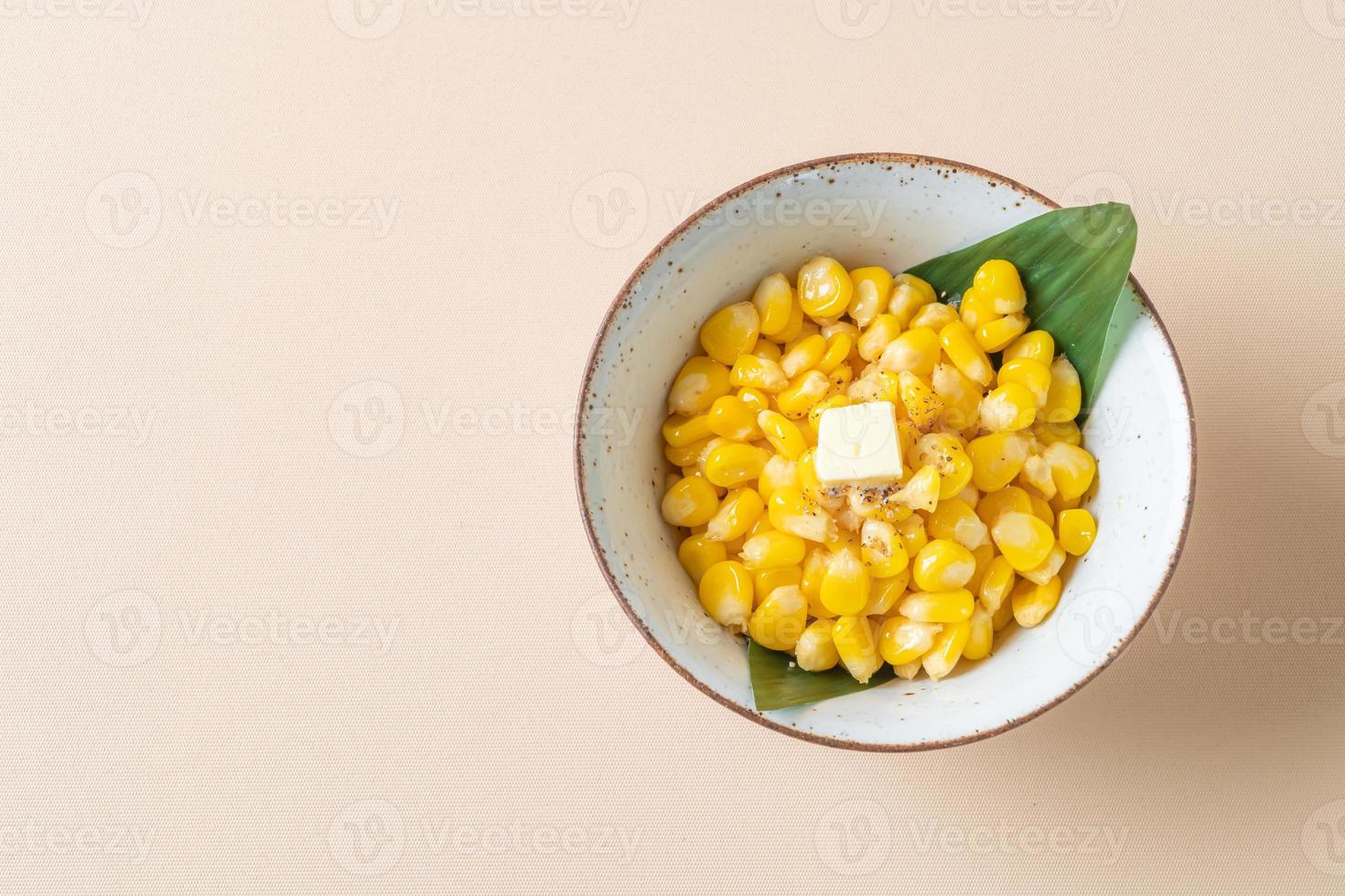 maíz dulce con mantequilla en un tazón foto