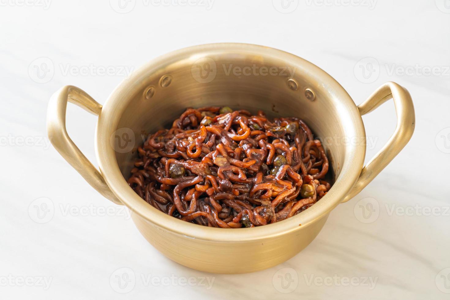 espaguetis negros coreanos o fideos instantáneos con salsa chajung asada foto