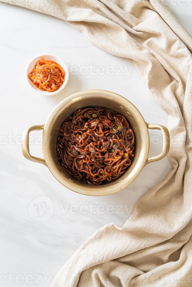 espaguetis negros coreanos o fideos instantáneos con salsa chajung asada foto