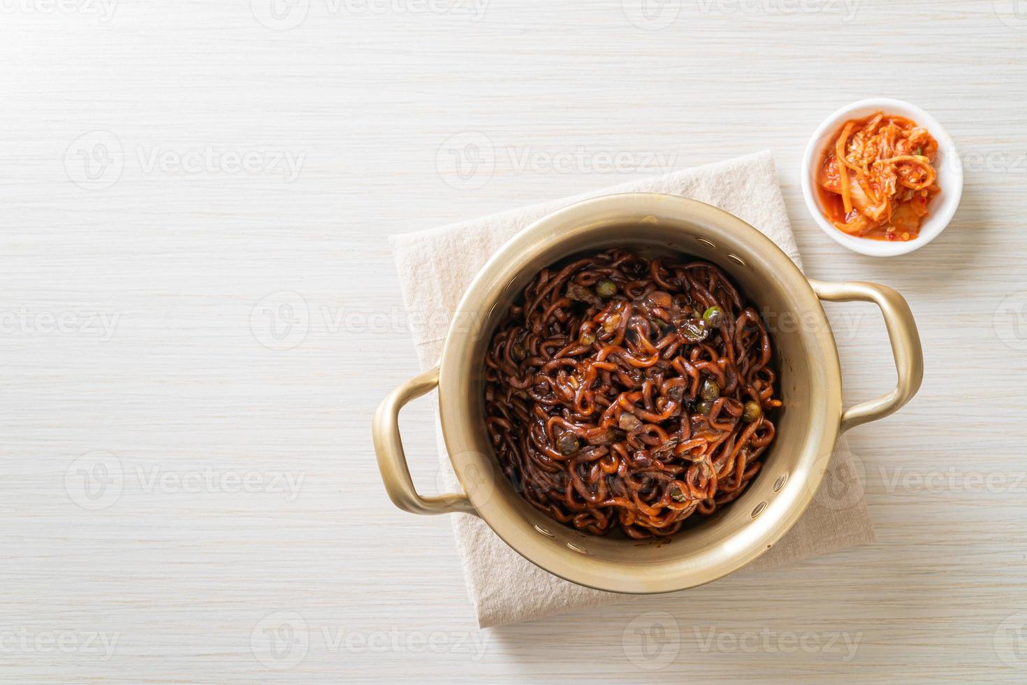 espaguetis negros coreanos o fideos instantáneos con salsa chajung asada foto