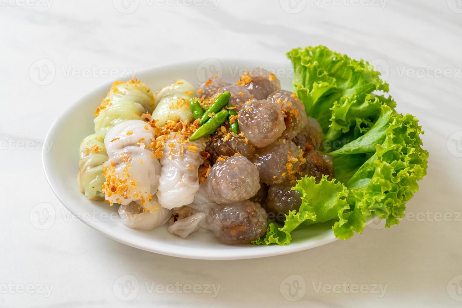 albóndigas de piel de arroz al vapor y albóndigas de tapioca al vapor con cerdo foto