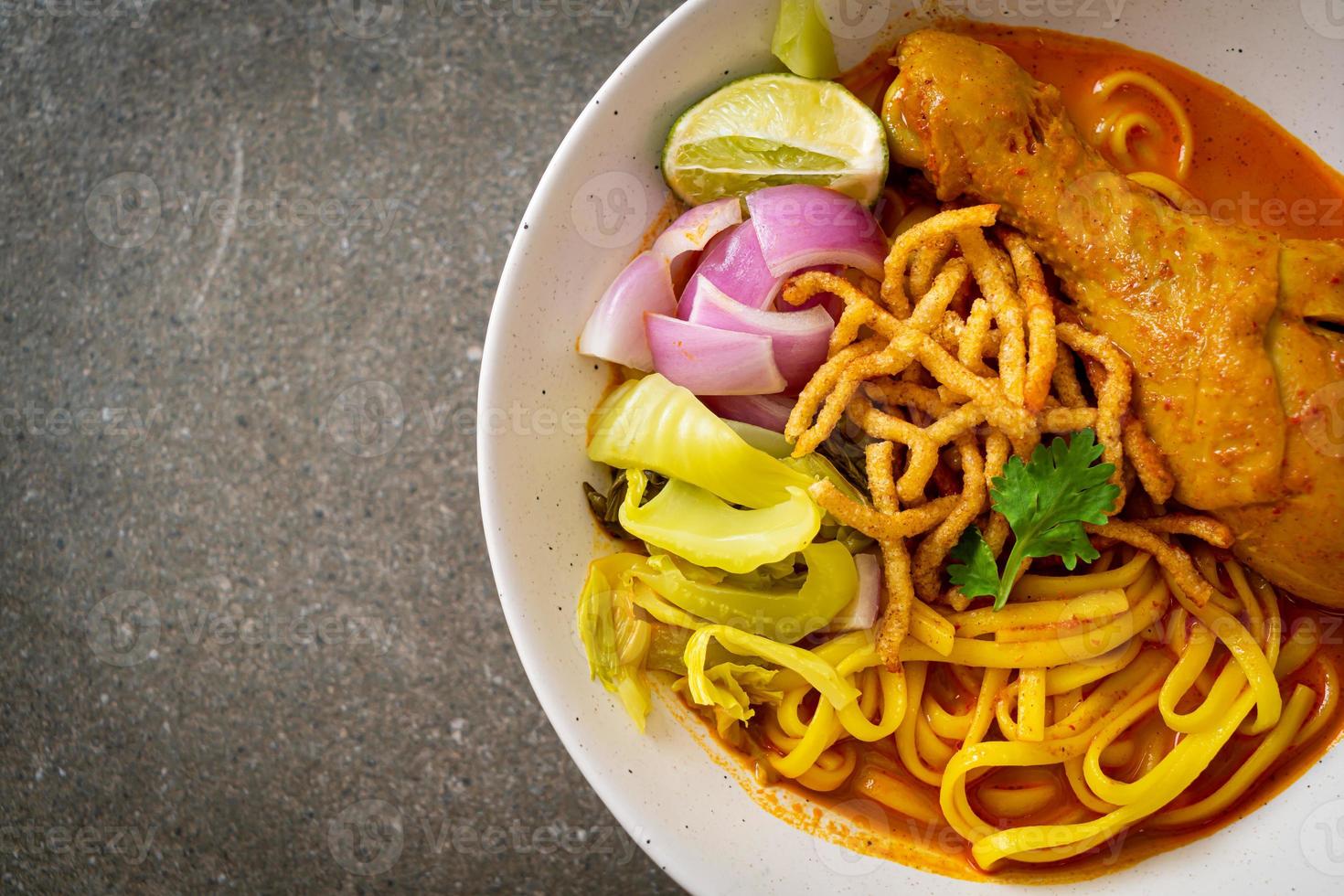 sopa de curry de fideos del norte de Tailandia con pollo foto