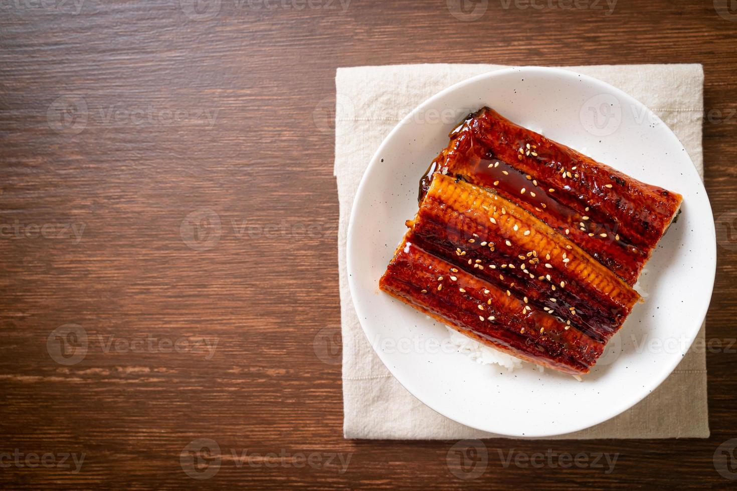 anguila japonesa a la plancha con cuenco de arroz o unagi don foto