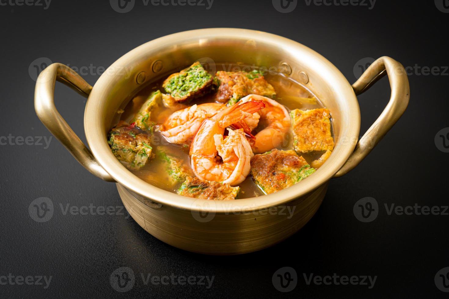 sopa agria de pasta de tamarindo con gambas y tortilla de verduras foto