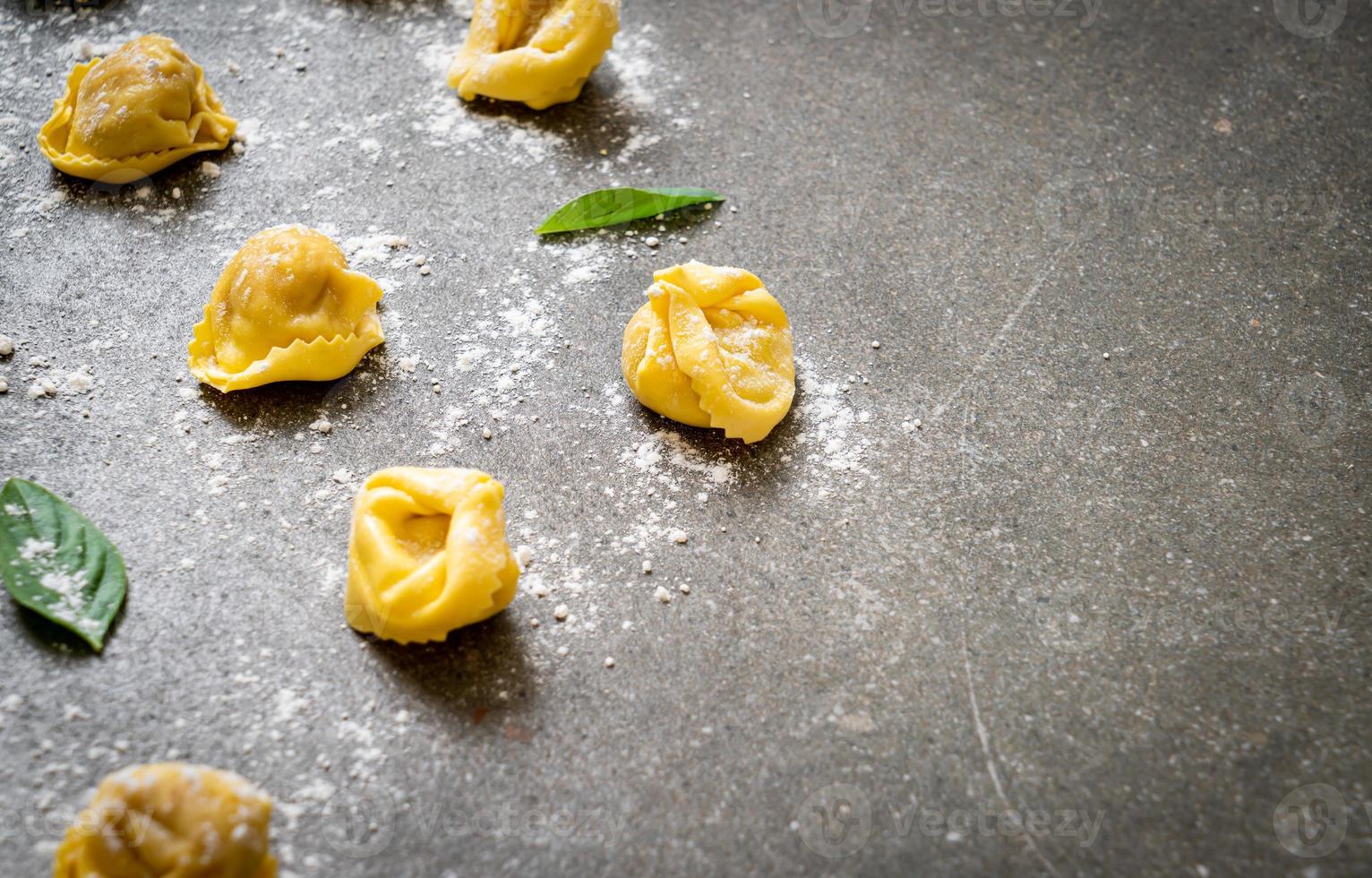 Pasta tortellini tradicional italiana foto