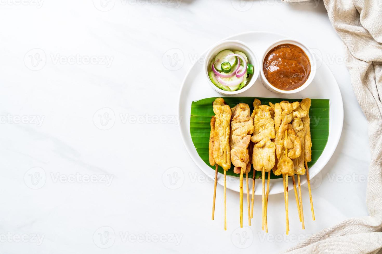 satay de cerdo: cerdo a la parrilla servido con salsa de maní o salsa agridulce foto