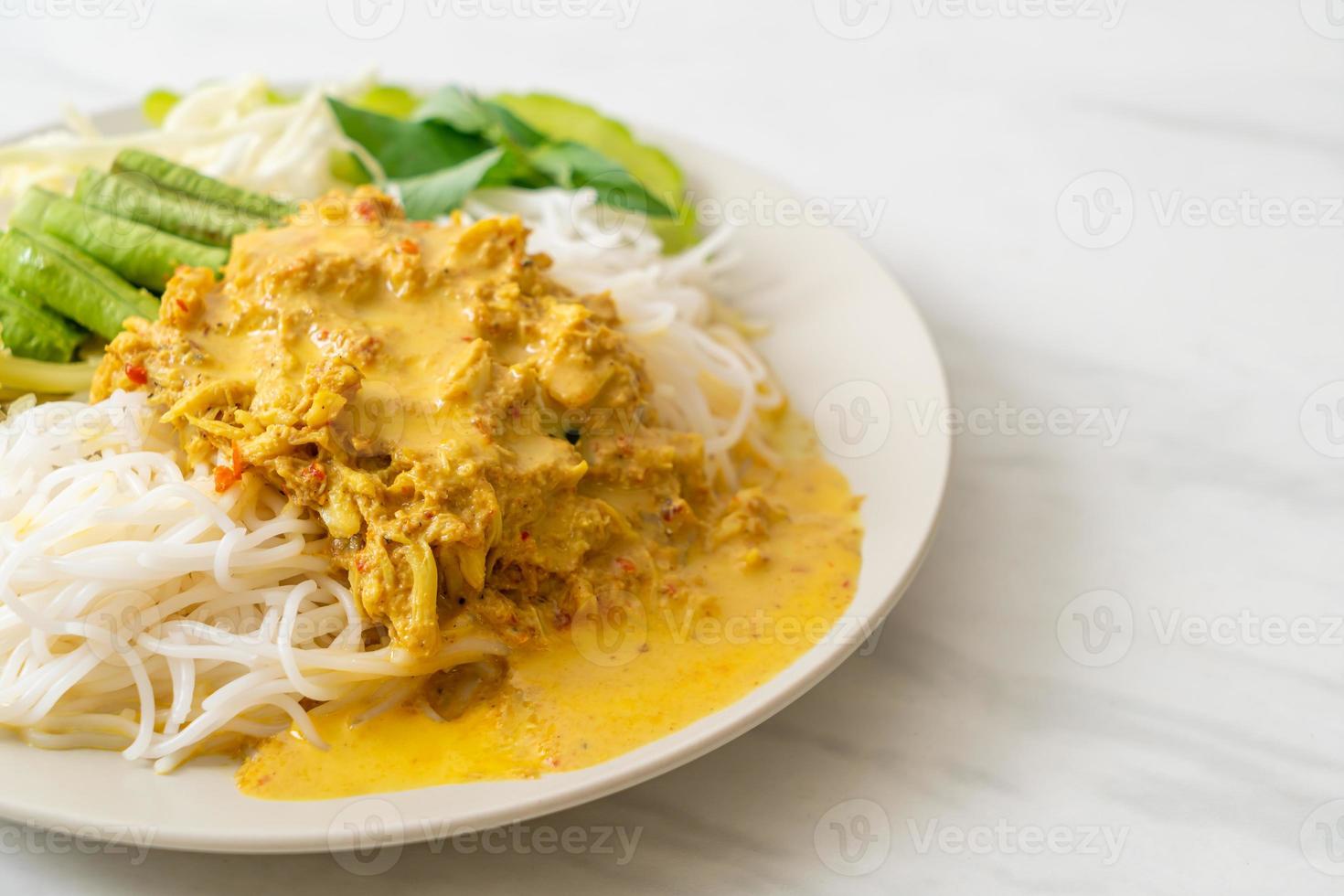 fideos de arroz tailandés con cangrejo al curry y verduras variadas foto