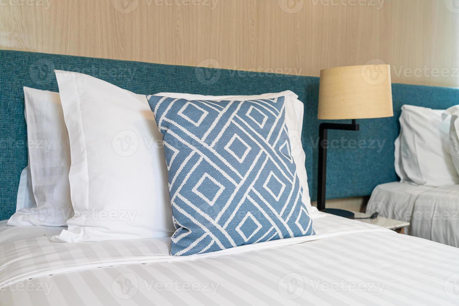 almohada en la cama decoración interior de la habitación foto