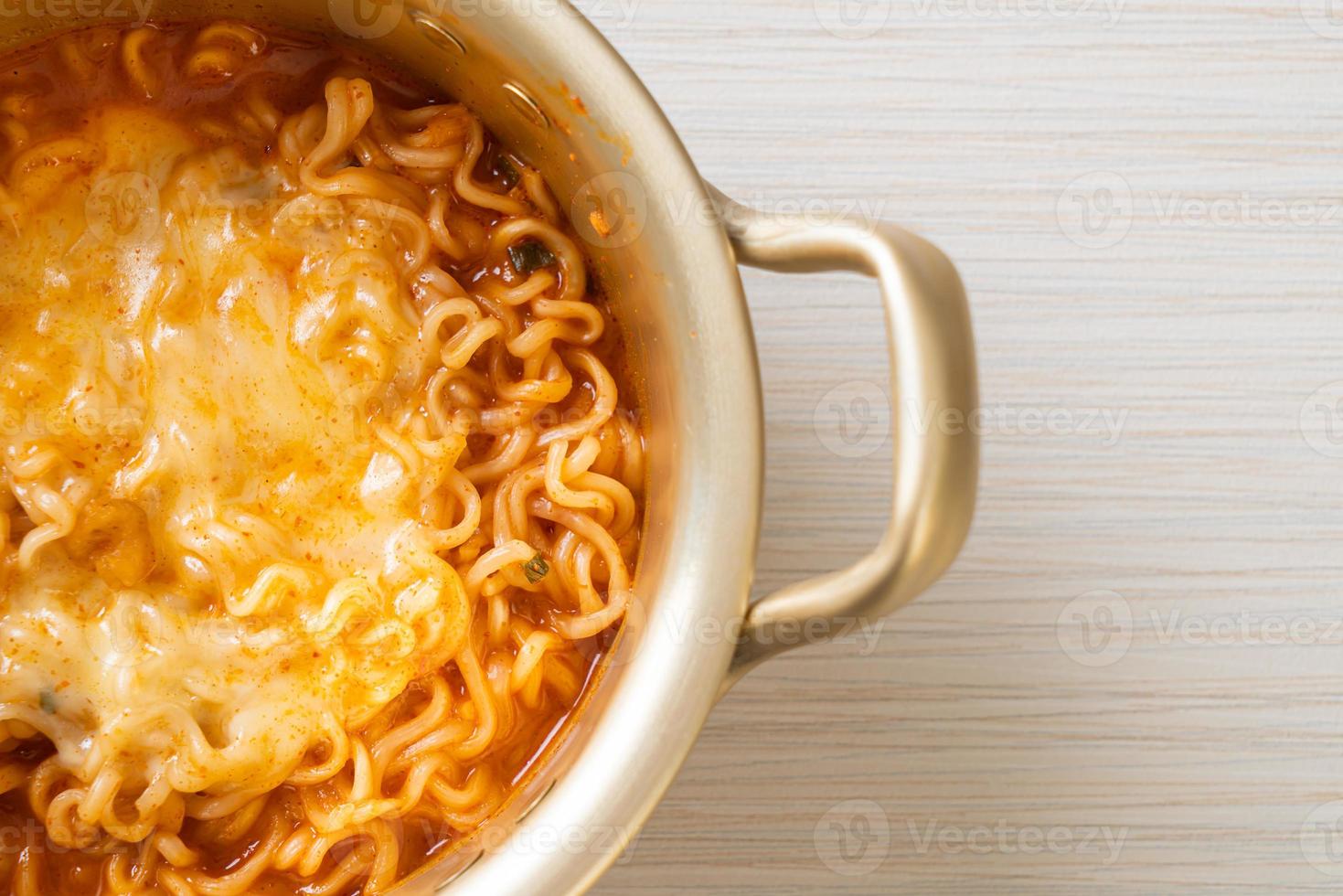 fideos instantáneos picantes coreanos con queso foto