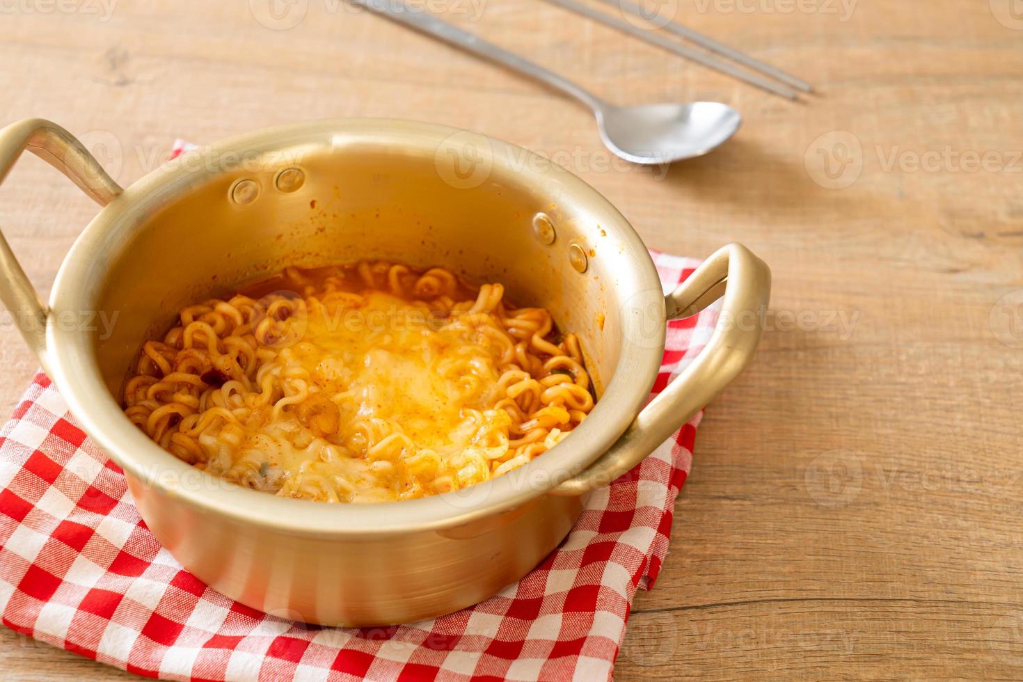 fideos instantáneos picantes coreanos con queso foto