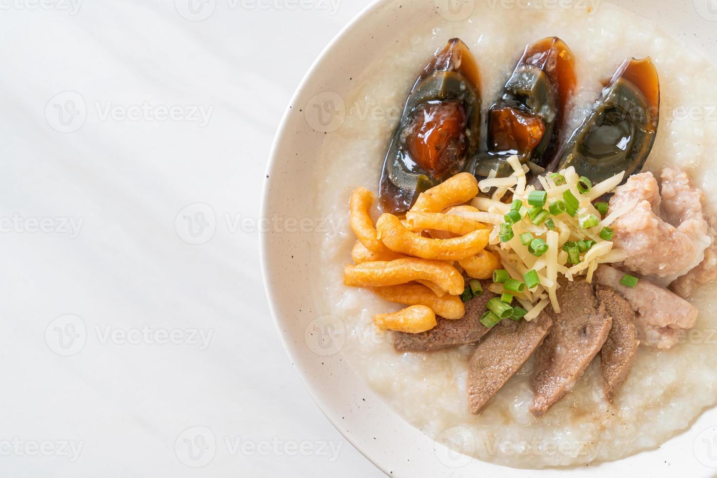 congee de cerdo o papilla con cerdo foto