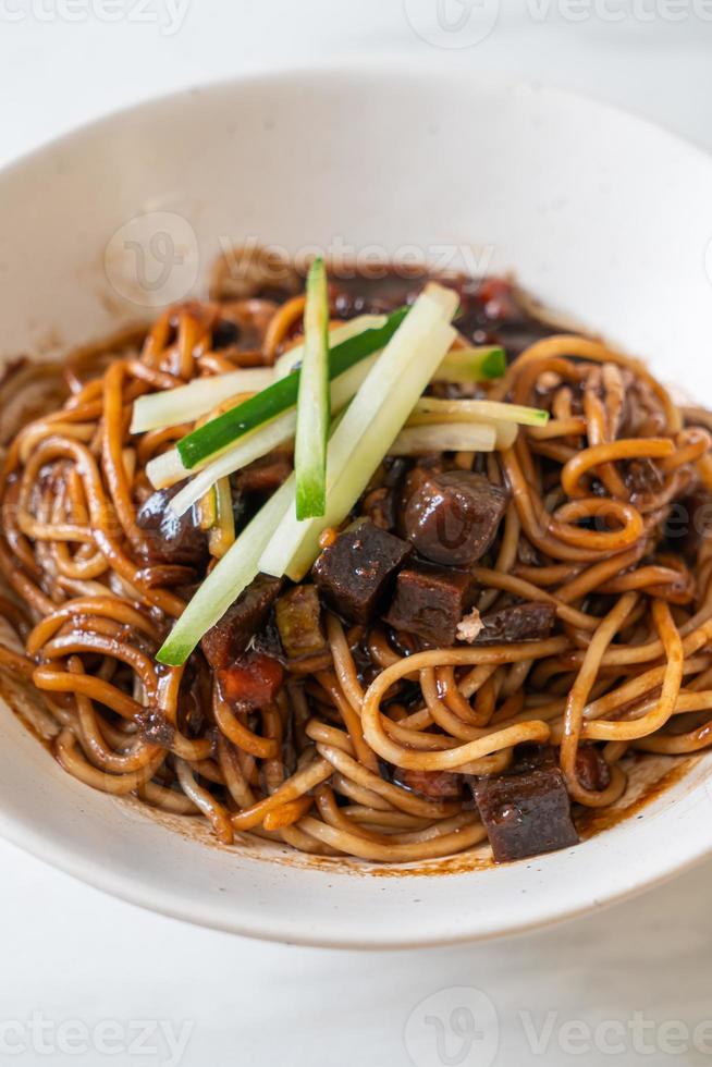 jajangmyeon o jjajangmyeon son fideos coreanos con salsa negra foto