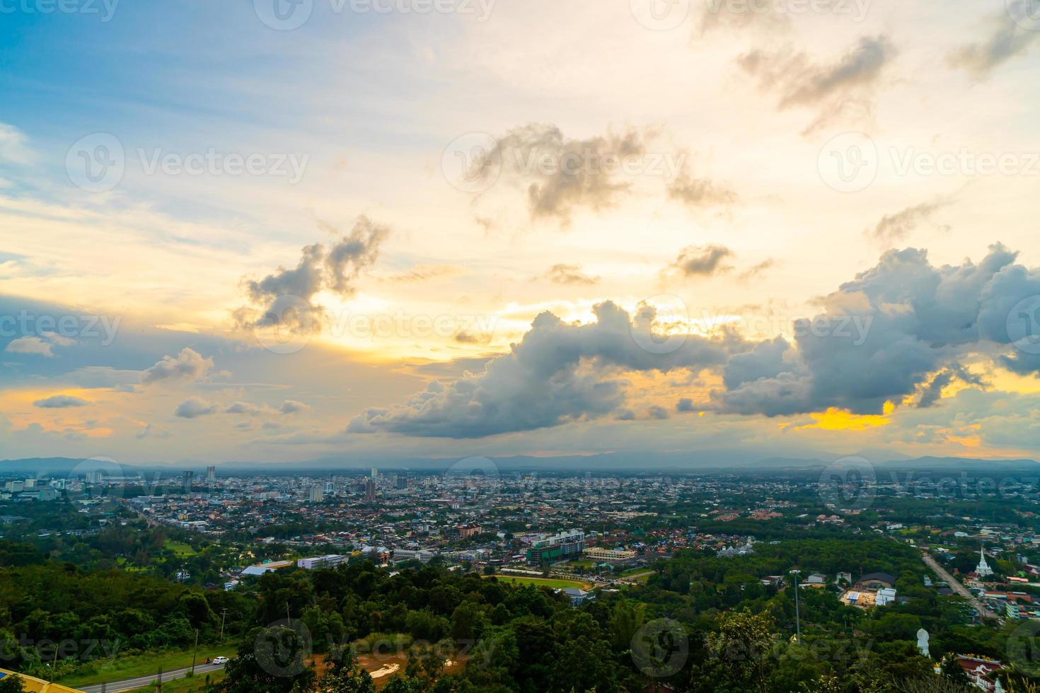 Ciudad de Hat Yai con cielo crepuscular en Songkhla en Tailandia foto
