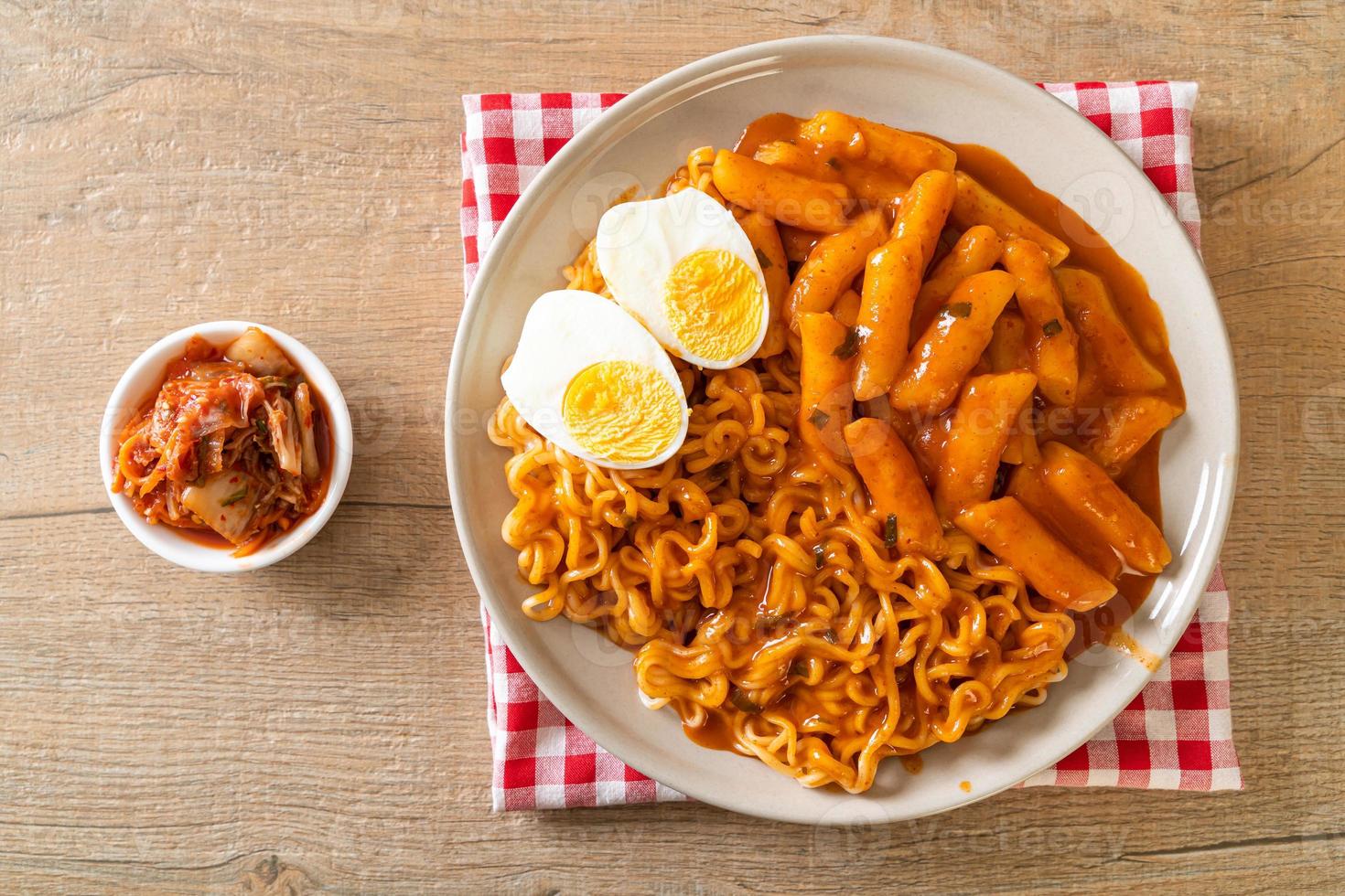 rabokki o ramen o fideos instantáneos coreanos y tteokbokki en salsa coreana picante foto