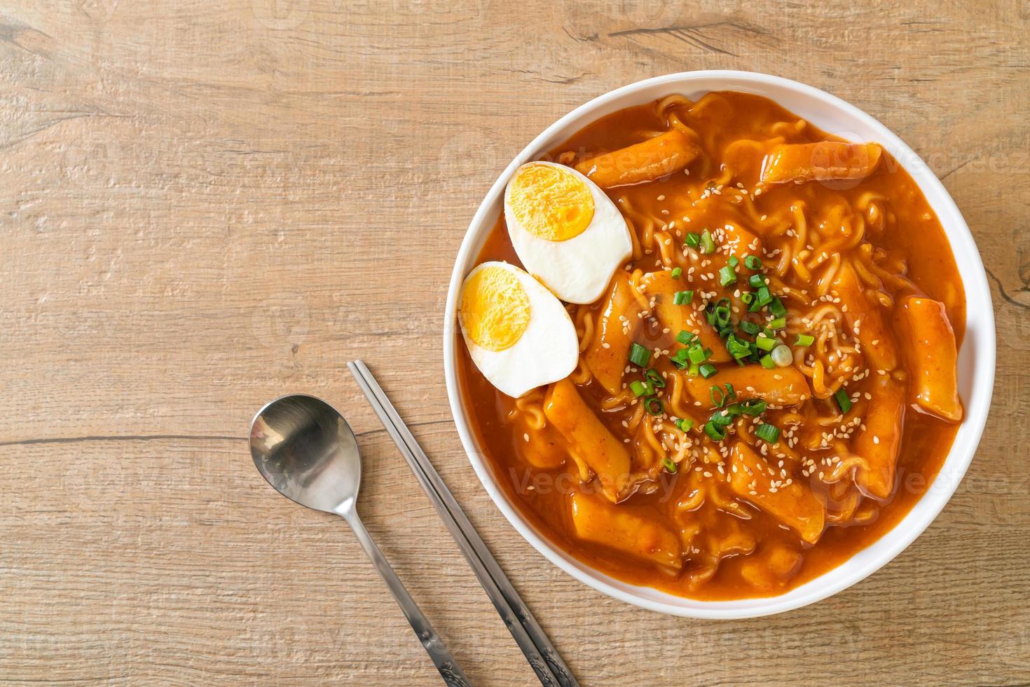 fideos instantáneos coreanos y tteokbokki en salsa picante coreana - rabokki foto