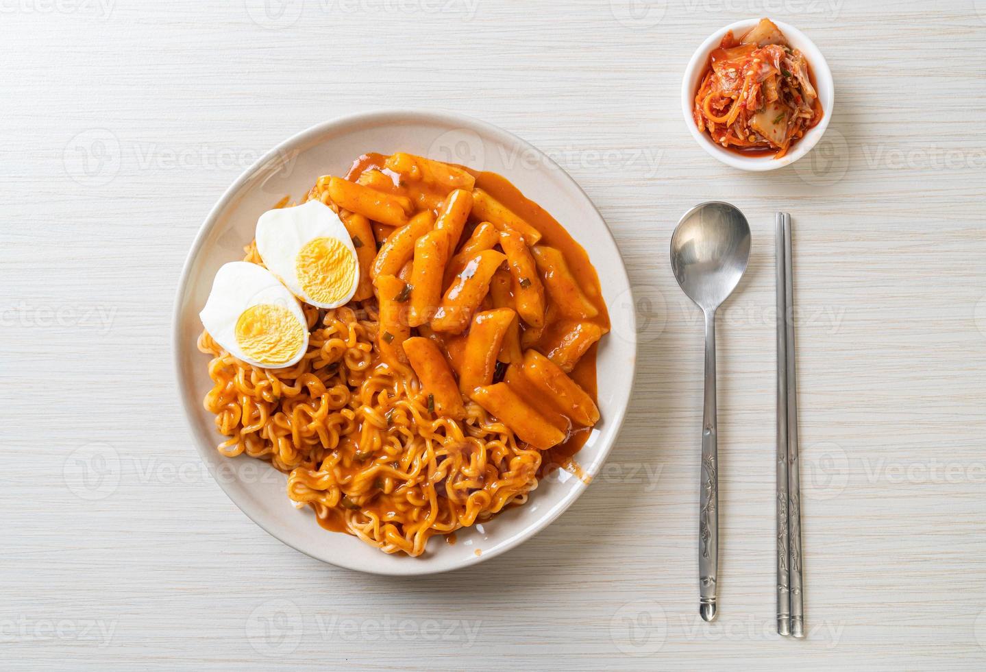 rabokki o ramen o fideos instantáneos coreanos y tteokbokki en salsa coreana picante foto