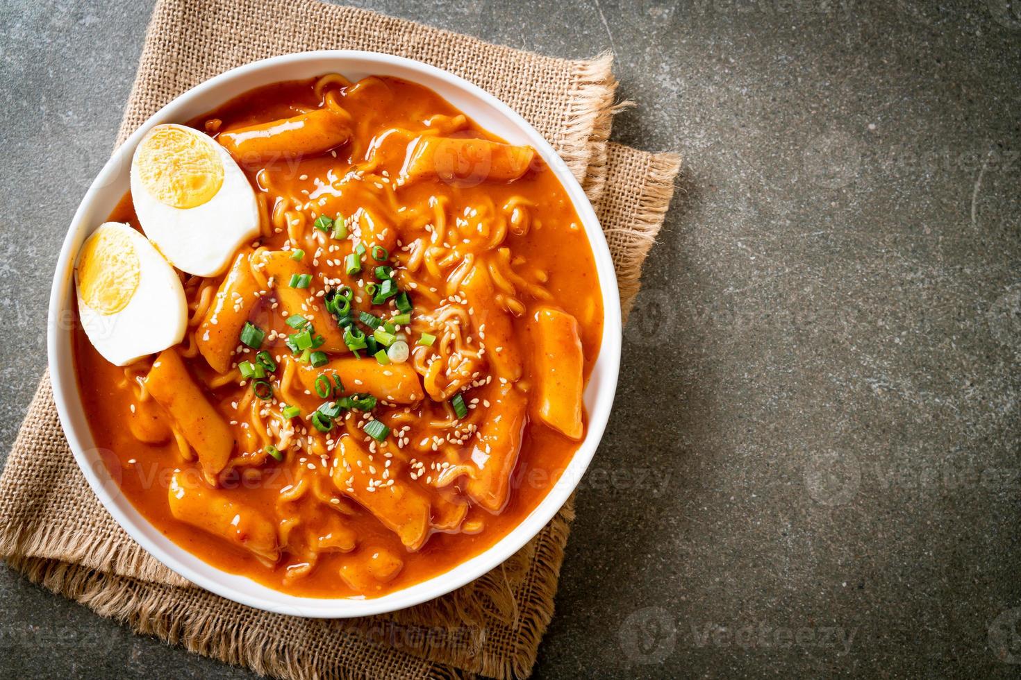 fideos instantáneos coreanos y tteokbokki en salsa picante coreana - rabokki foto