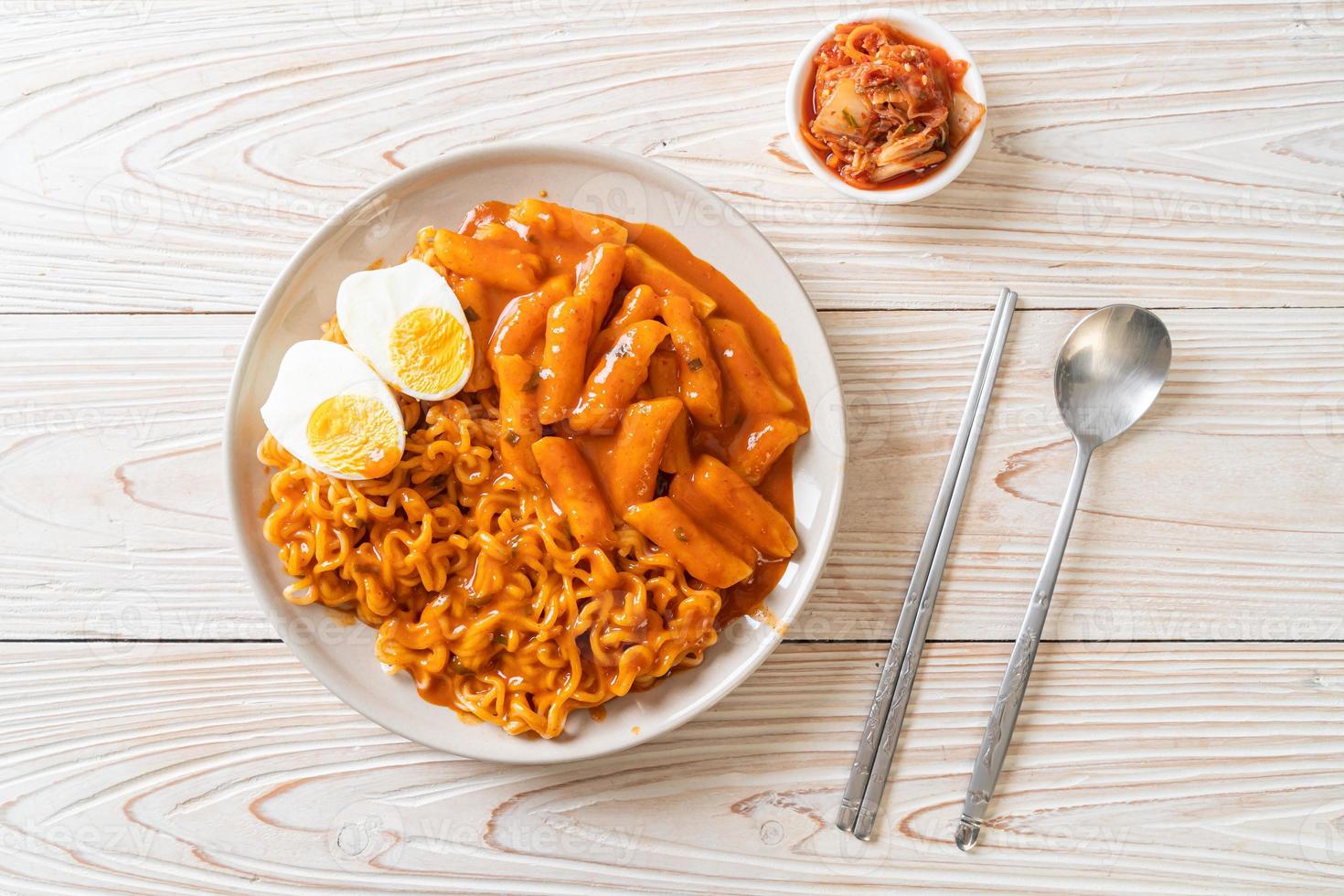 rabokki o ramen o fideos instantáneos coreanos y tteokbokki en salsa coreana picante foto