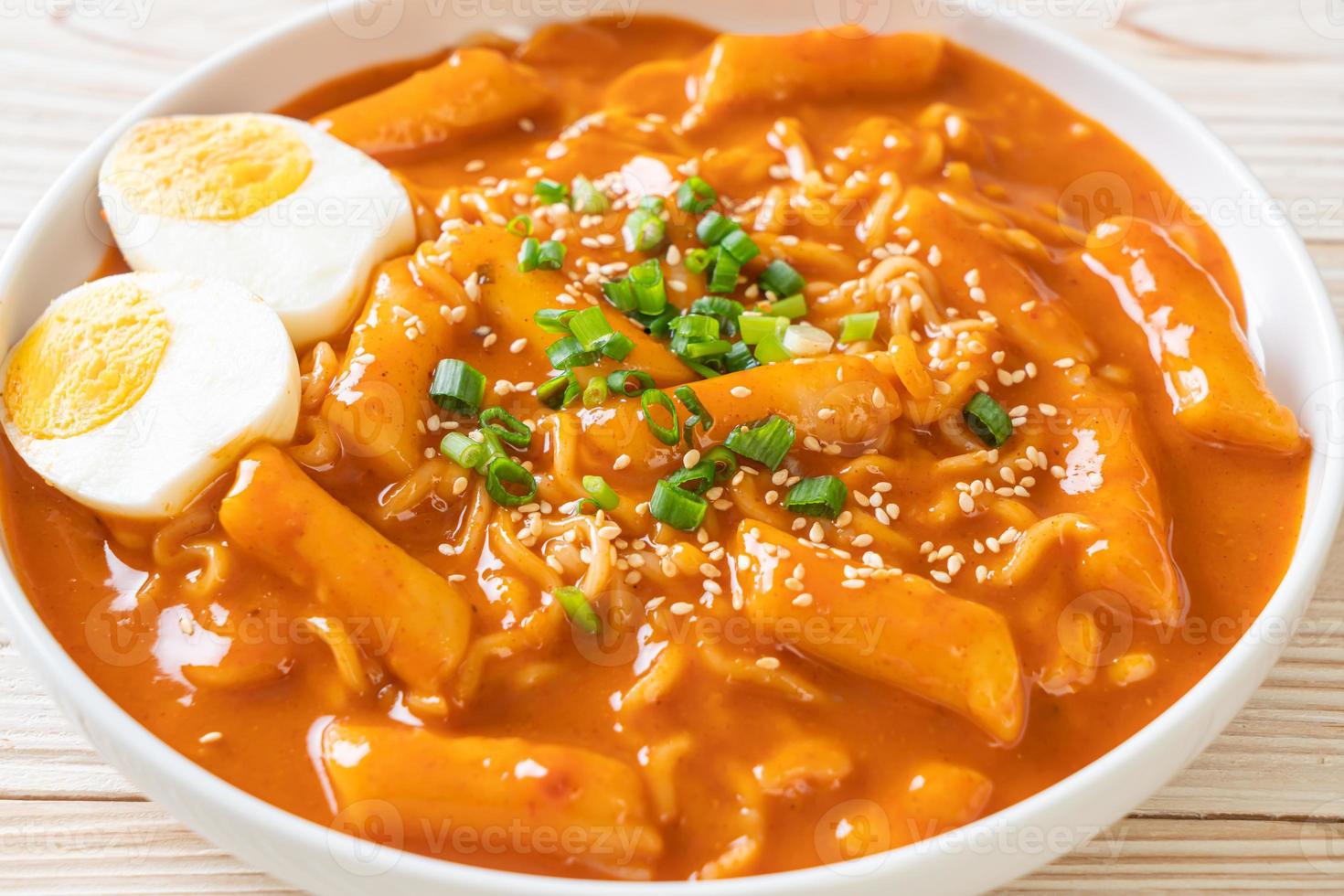 fideos instantáneos coreanos y tteokbokki en salsa picante coreana - rabokki foto