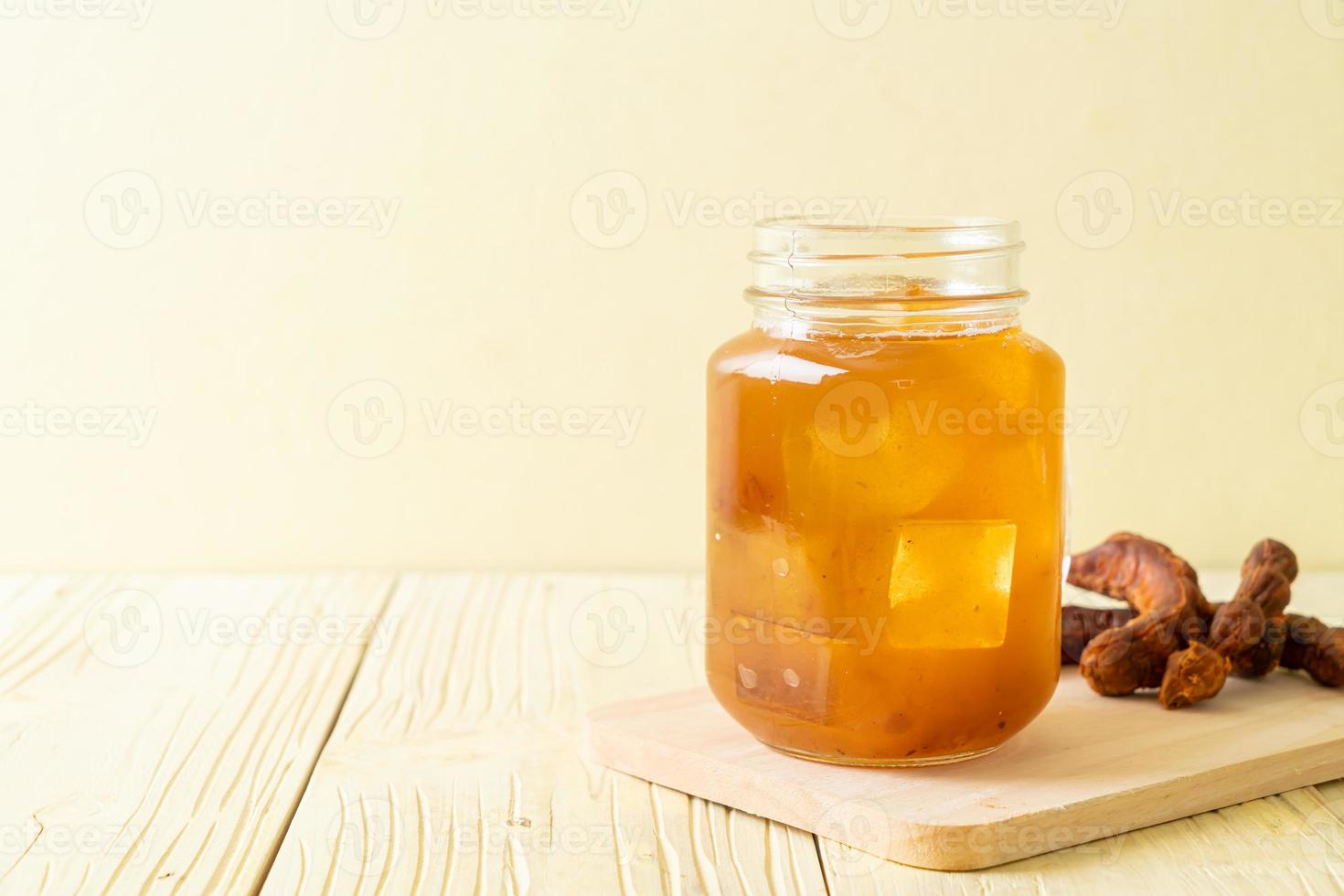 Deliciosa bebida dulce jugo de tamarindo y cubito de hielo. foto