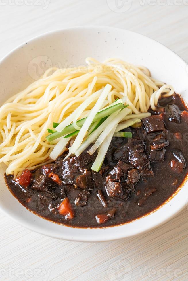 jajangmyeon o jjajangmyeon son fideos coreanos con salsa negra foto