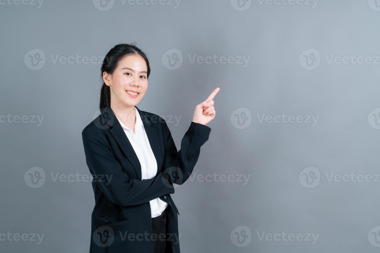 mujer asiática, con, mano, presentación, en, lado foto