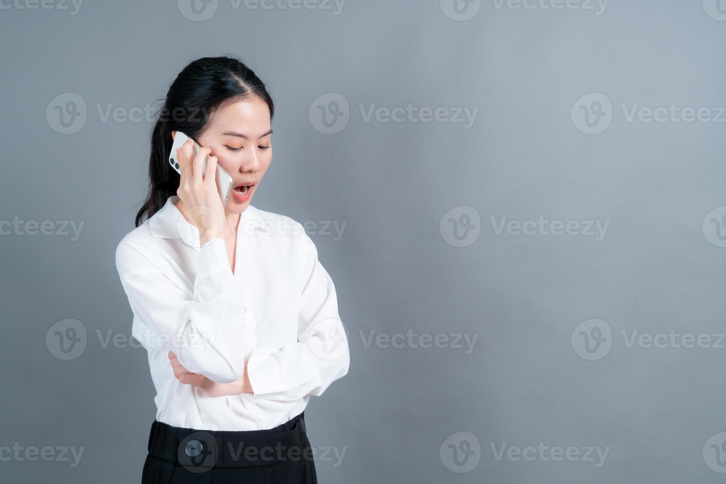 mujer asiática, utilizar, teléfono móvil, hablar negocio foto