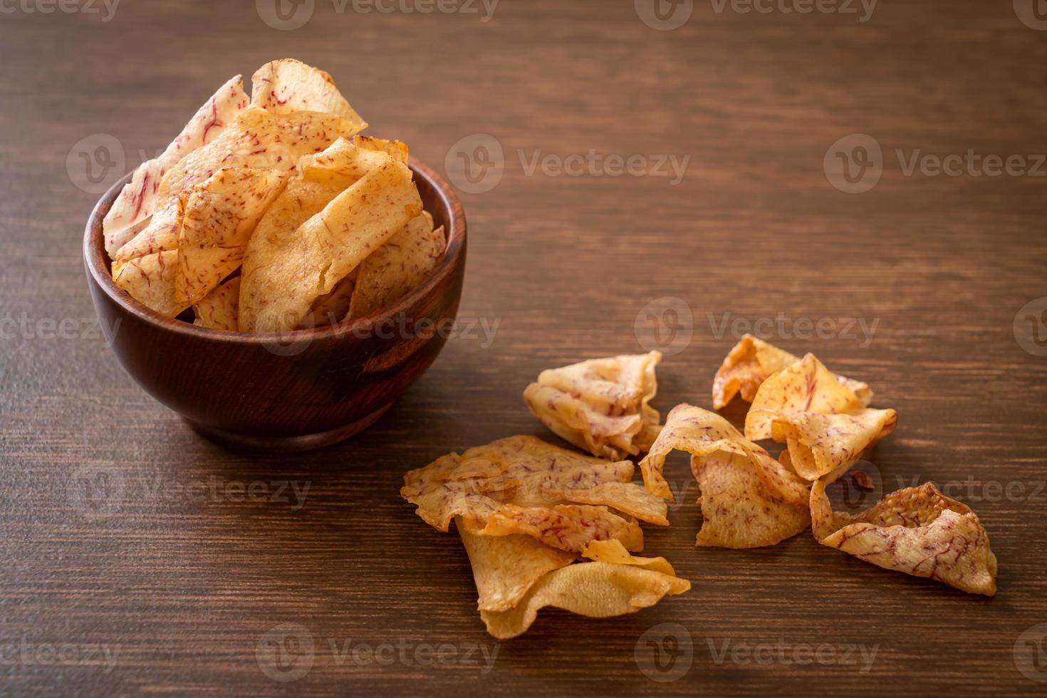 chips de taro - taro en rodajas frito o al horno foto